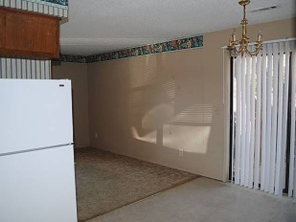 Kitchen/dining/living roo