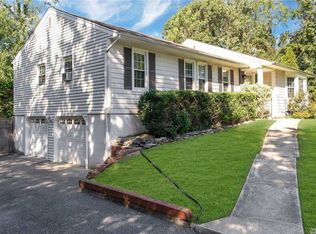 8 Fox Hollow Rd, East Setauket, NY 11733