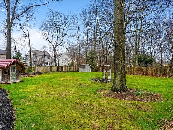 4th image of 233 Nutwood Dr
