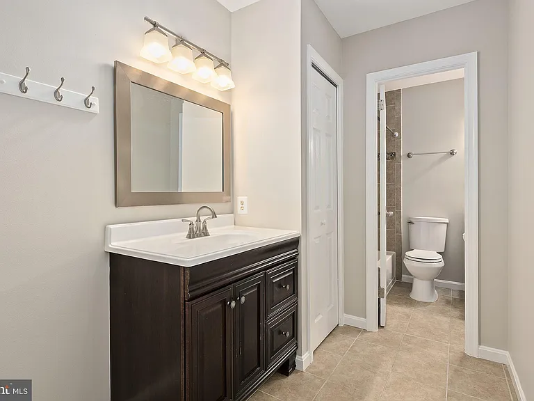 2542 N Wakefield St — Photo 30
