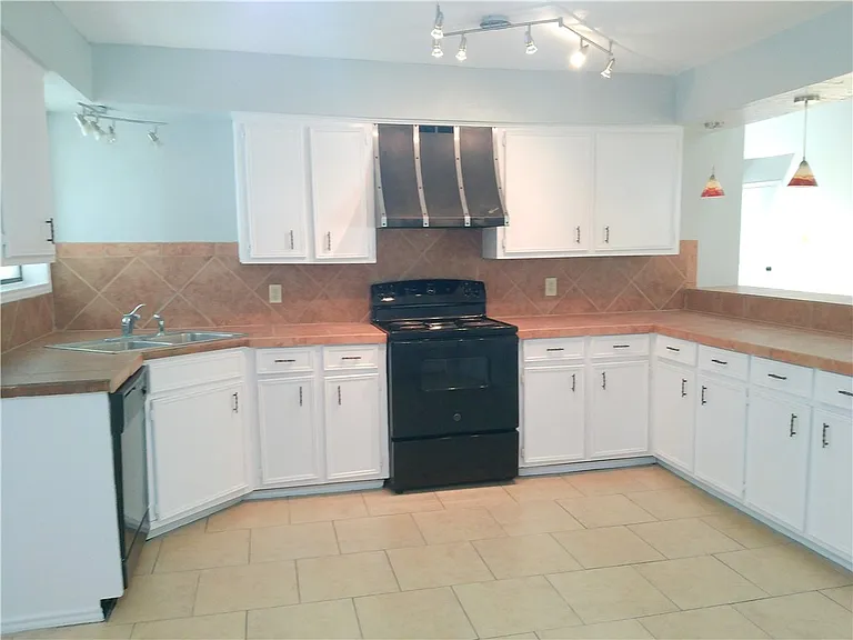 5230 Edinburg Cir — Photo 5