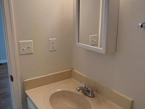 4th image of 3441 Woodburne Dr