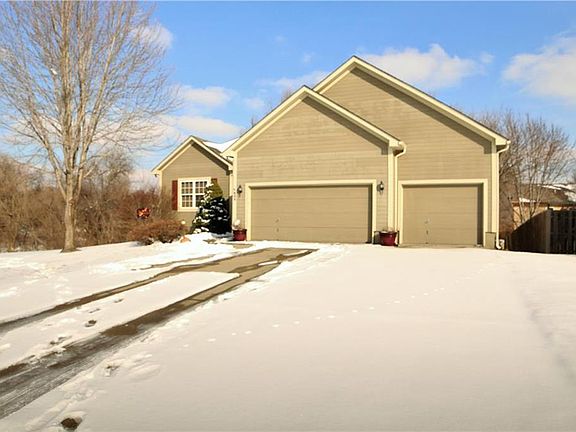 3rd image of 605 SE James Ct