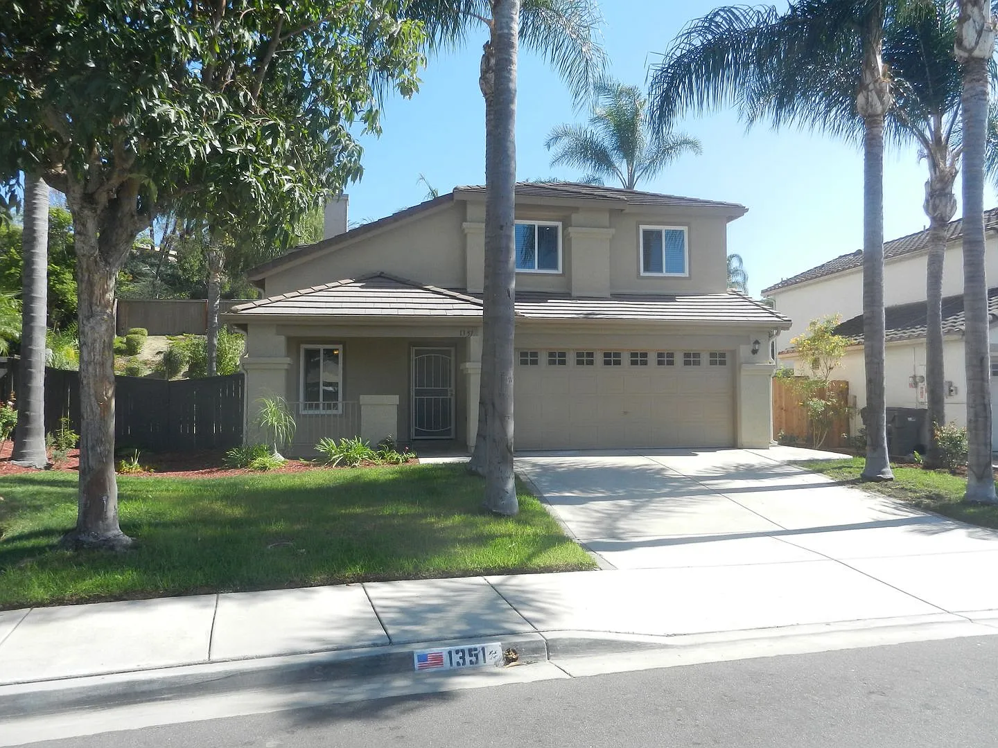 Beautiful two story Home 4 Bedroom 2.5 bathroom in the sought after neighborhood of Oceanside! — Photo 2
