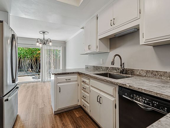 4th image of 652 Vasona Ave