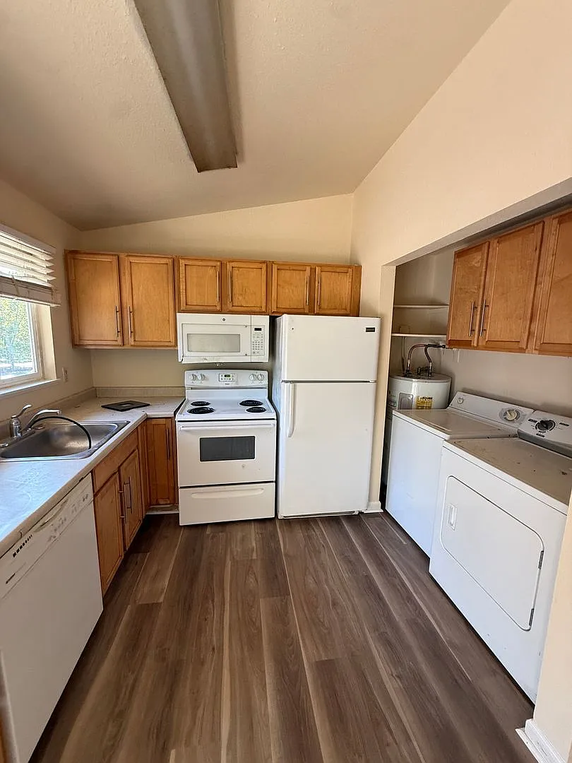 18770 Nw Shadow Lane- Move-In Special First Month's Rent Free! Rock Creek Duplex — Photo 4