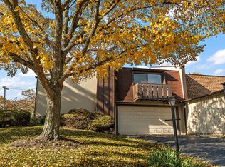 2 Westwood Dr, Indian Head Park, IL