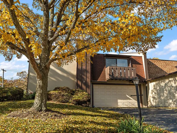 2 Westwood Dr, Indian Head Park, IL 60525