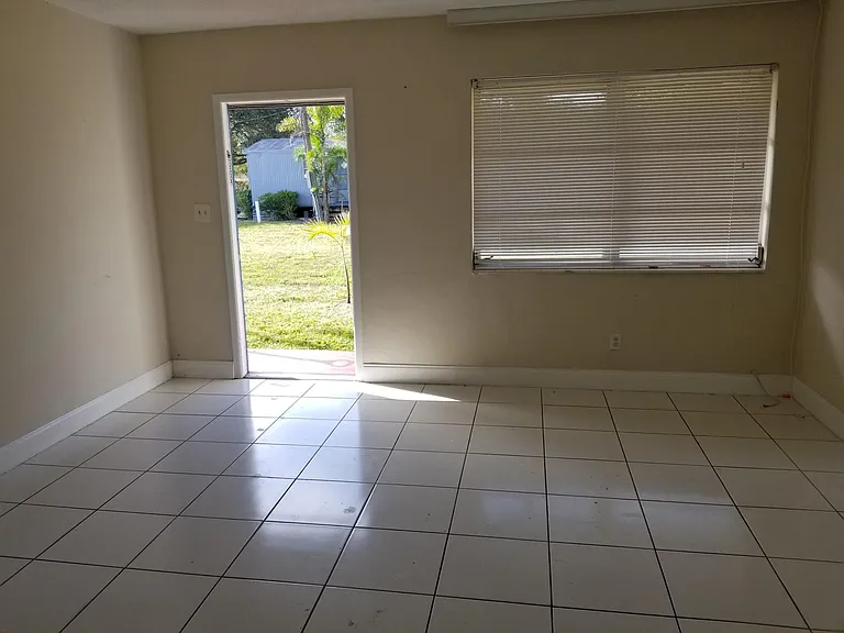 1431 SW 44th Ter — Photo 3