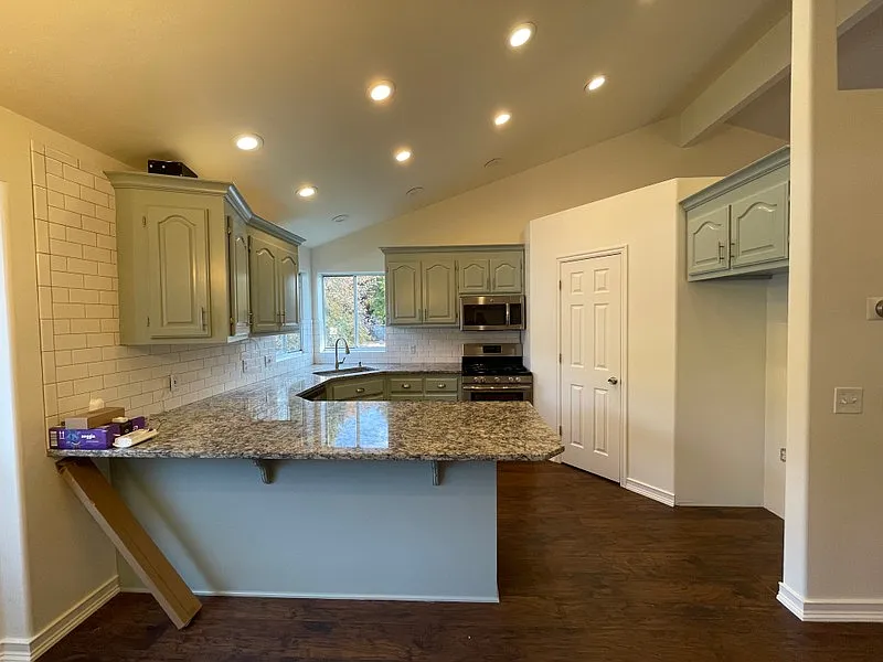 Beautiful 4 Bedroom 3.5 Bath in Sandy — Photo 4