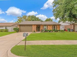 6909 Glenhurst Dr, North Richland Hills, TX 76182