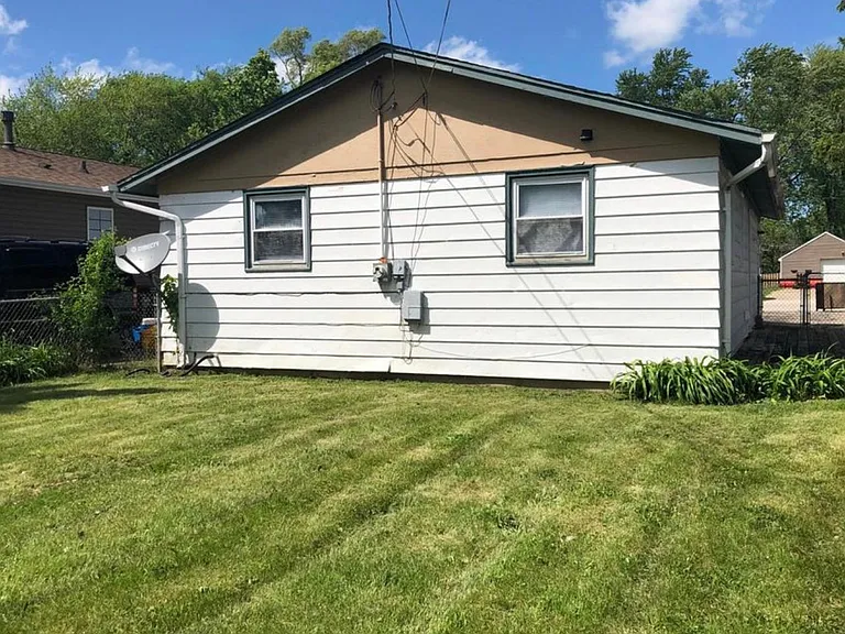 215 E Pineview Dr — Photo 2