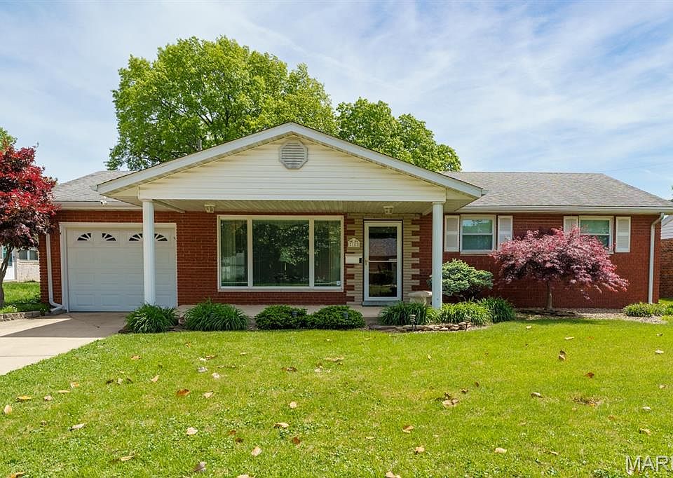 1st image of 18 Cambridge Dr