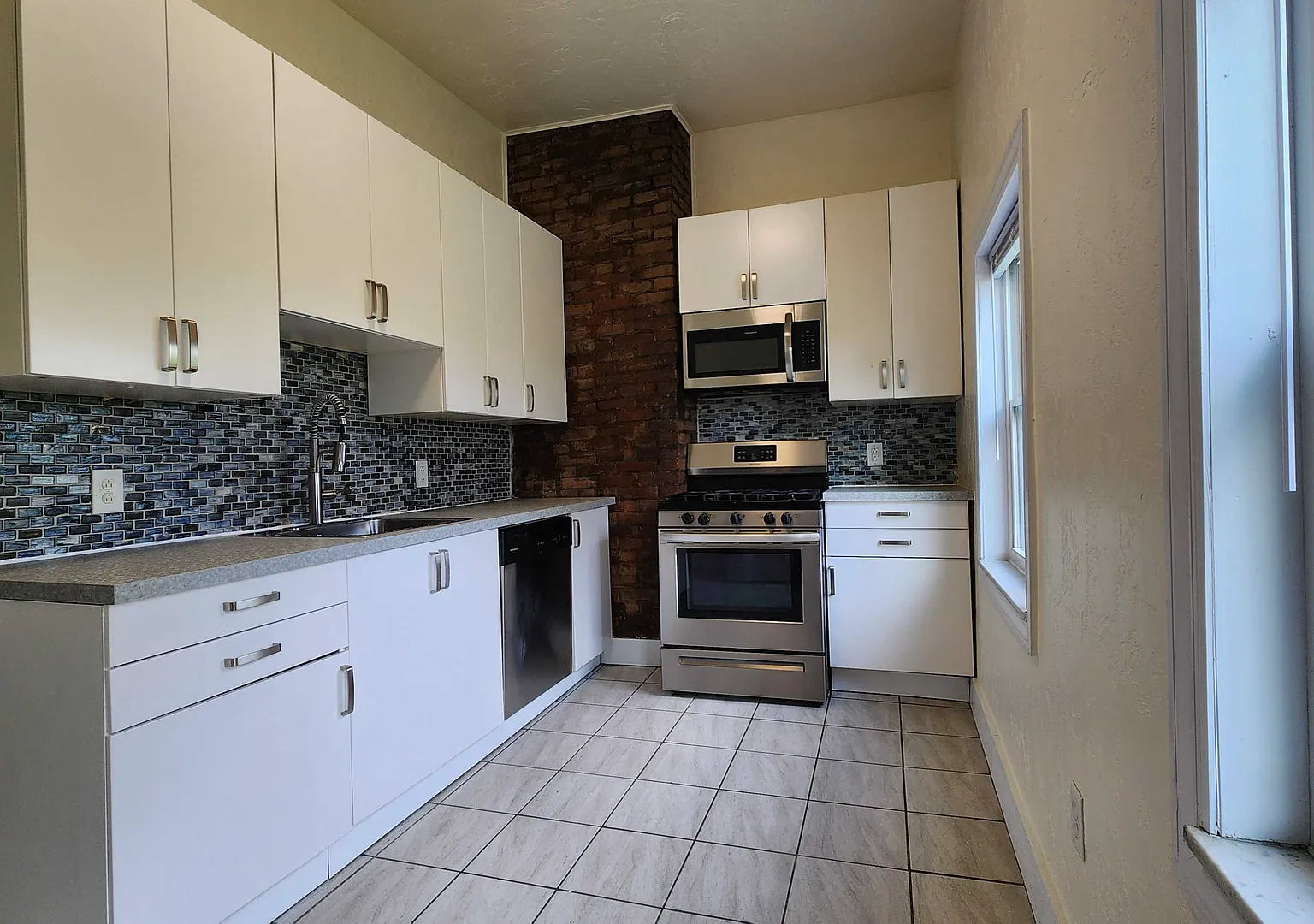 Beautiful 4BR 2 full bath house now showing! — Photo 1