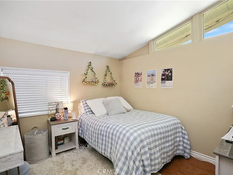 526 N Emerald Dr — Photo 9
