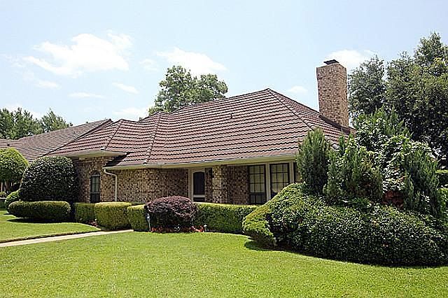 1st image of 300 Carolyn Dr