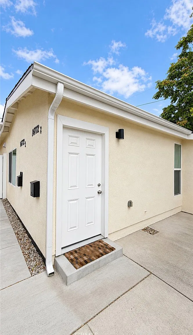 2 bed, 800 sqft, $3,195 — Photo 1