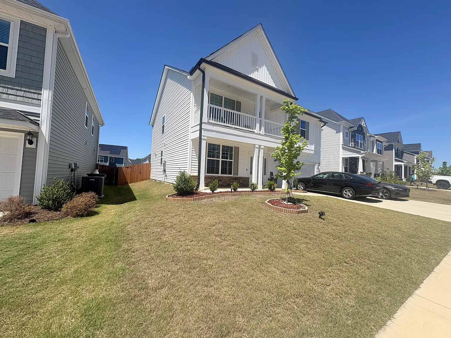 3 bed, 2.5 bath, 2419 sqft, $3,100 — Photo 2