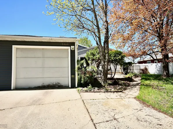 1469 W Gateway Cir S, Fargo, ND 58103