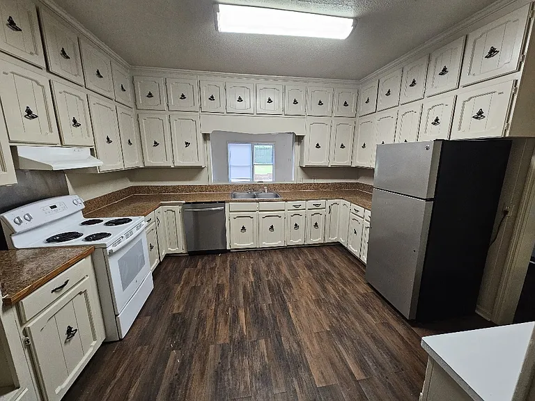 327 N Main St — Photo 4