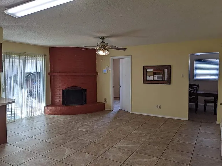 2000 Thomas Dr — Photo 4