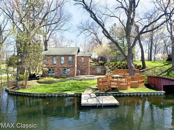 260 Oak Island Dr, Wolverine Lake, MI 48390