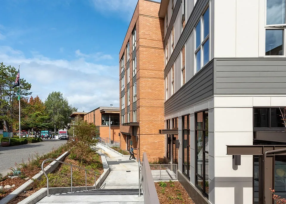 7000-Living--ExteriorandCampus-057