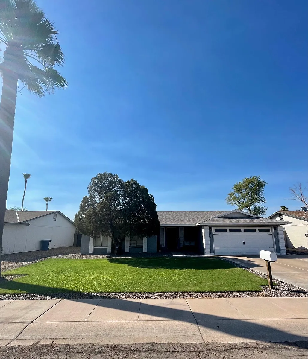 Front - 1104 W Hermosa Dr