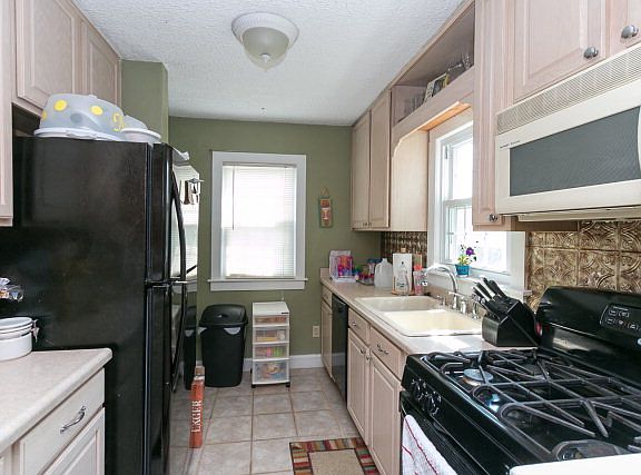 4th image of 64 Colonial Ct