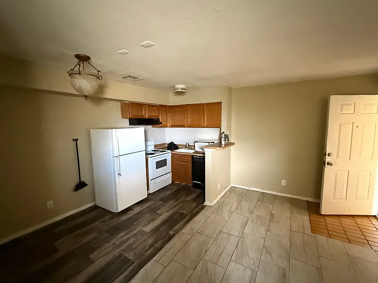 1808 E 66th Pl #D301 — Photo 3