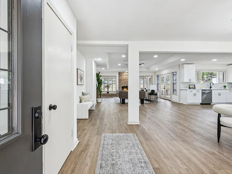 320 El Portal Dr — Photo 3