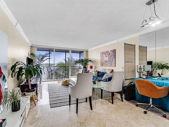 4th image of 1075 NE Miami Gardens Dr APT 406