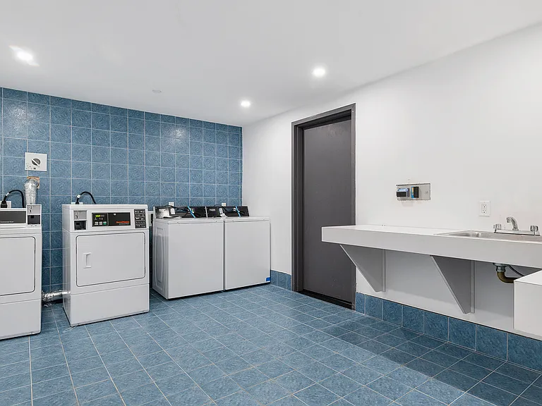 2484 Bedford Ave #2D — Photo 36