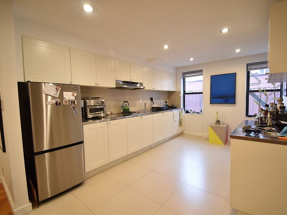1st image of 23 Pell St Floor 4F