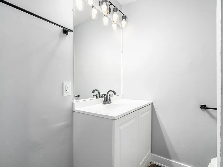 142 W 8th Ave #B — Photo 24