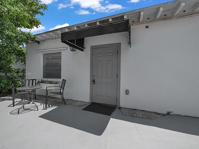 1044 SW 13th Ct — Photo 4