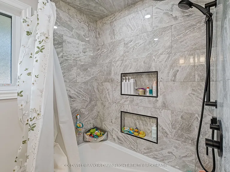 105 Wellington St W — Photo 22