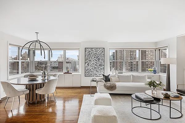 1st image of 20 E 9th St #21D