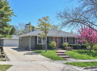 825 Briar Hill Dr, Waukesha, WI 53188