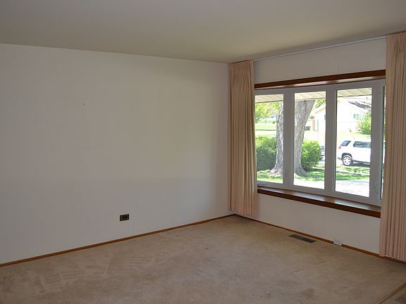 4th image of 185 Forest Park Ln