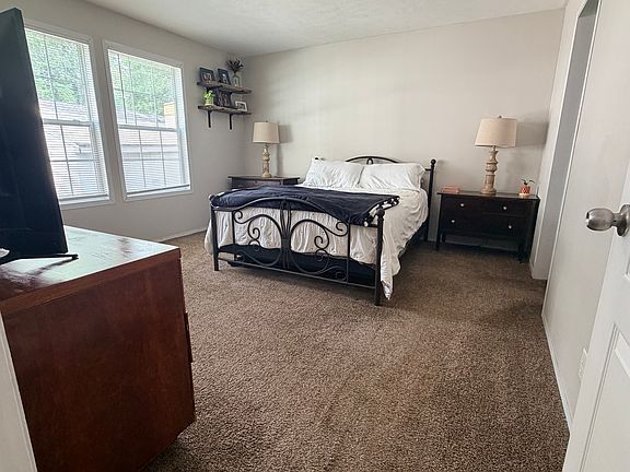 4th image of 128 Burr Oak Dr #33
