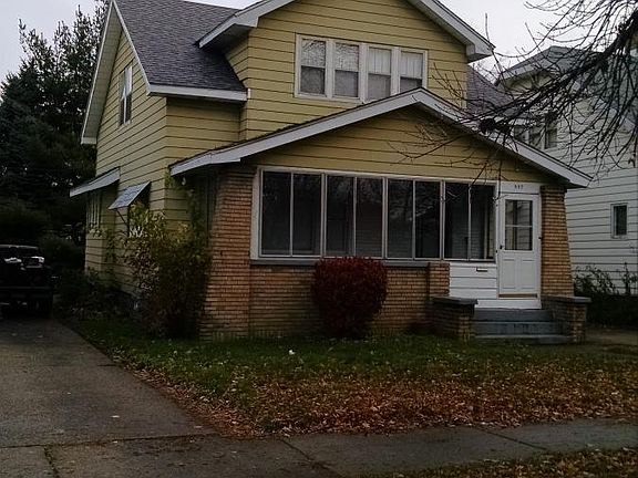 front view with 3 season porch