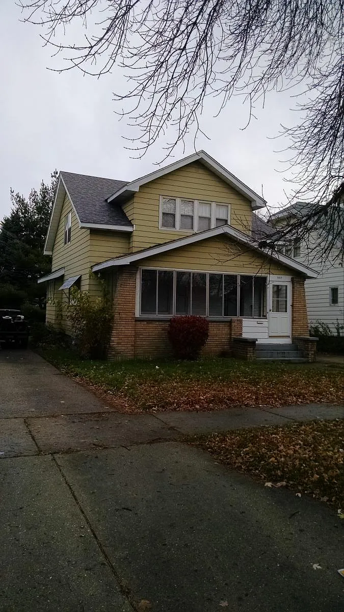 front view with 3 season porch - 907 Lake Michigan Dr NW