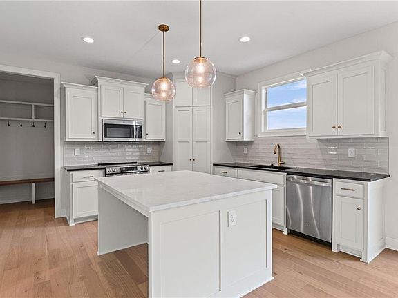 5th image of 20702 Emerald St