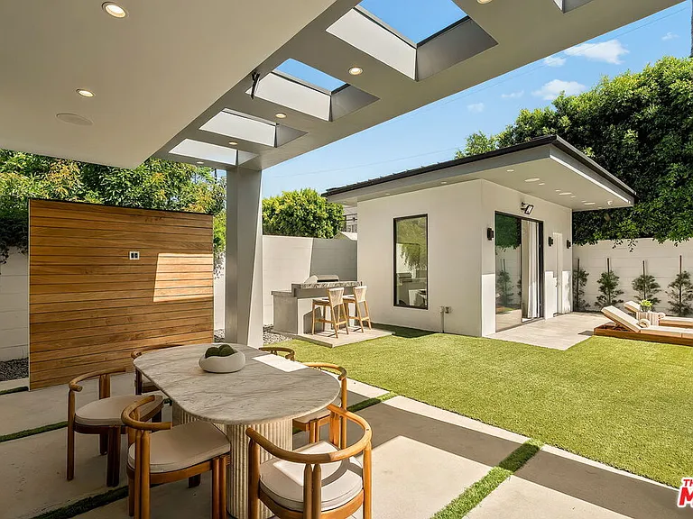 14812 Morrison St — Photo 38