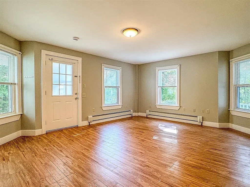 3 bed, $2,000 — Photo 1