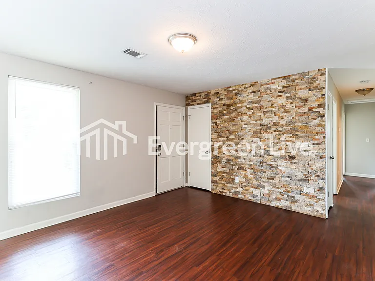 2640 Crosscreek Rd — Photo 4