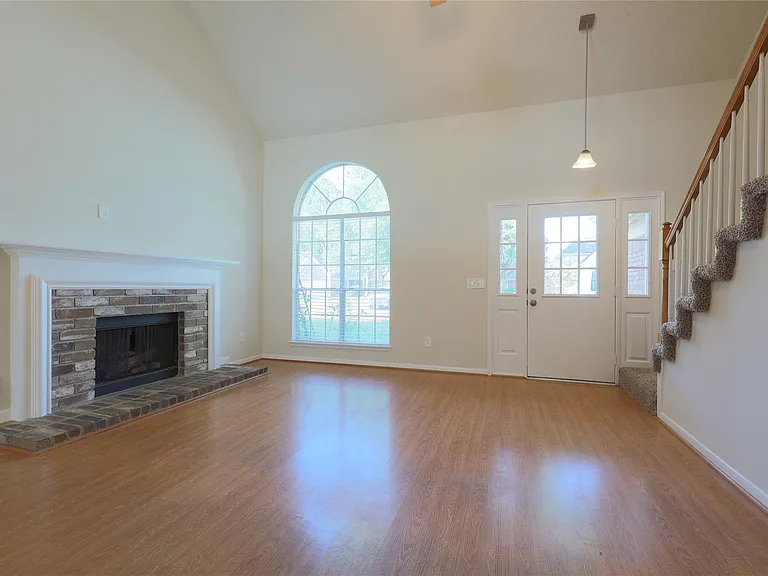10015 Red Wolf Ln — Photo 4