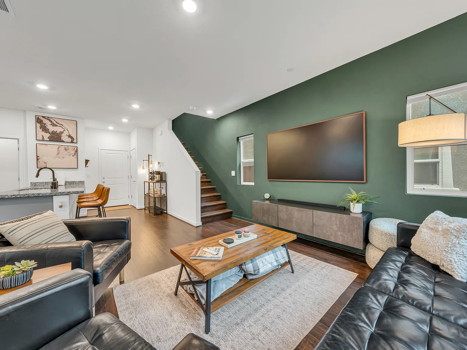 3 bed, 1387 sqft, $6,000 — Photo 1