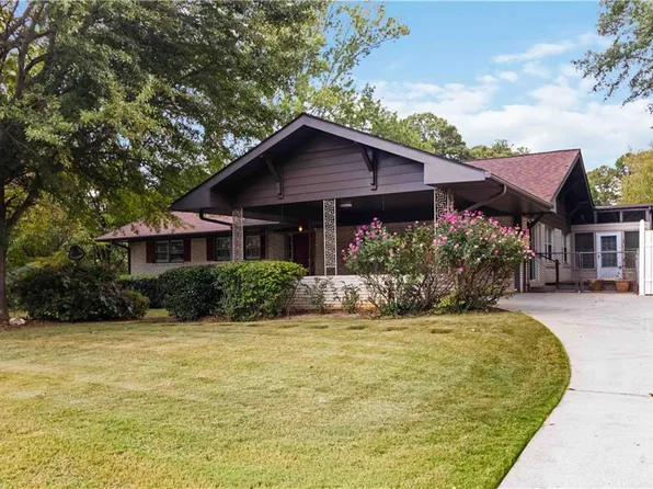 1722 Camelot Cir, Tucker, GA 30084